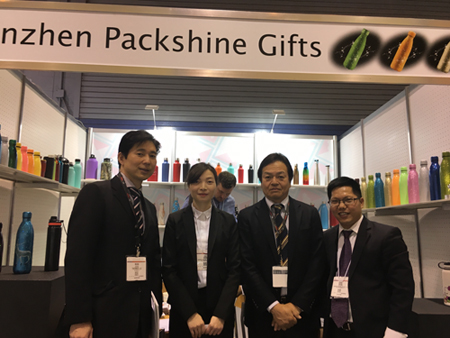 packshine exhibiting vacuum insulated water bottles at 2017 international houseware show